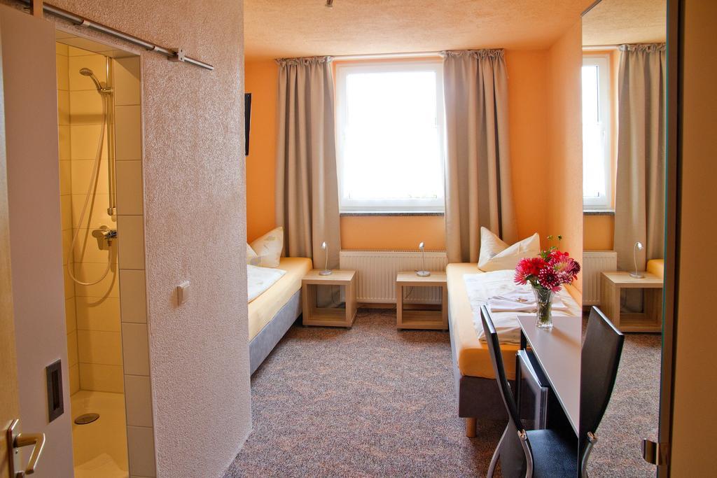 Hotel-Pension Grüne Linde Delitzsch Habitación foto